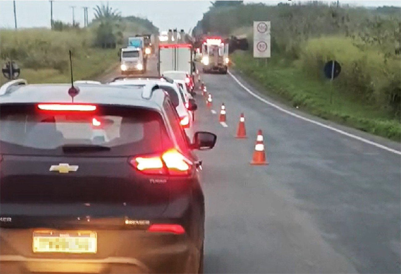 Carreta carregada com madeira tombou e bloqueou parte da rodovia entre Capivari e Santa Bárbara