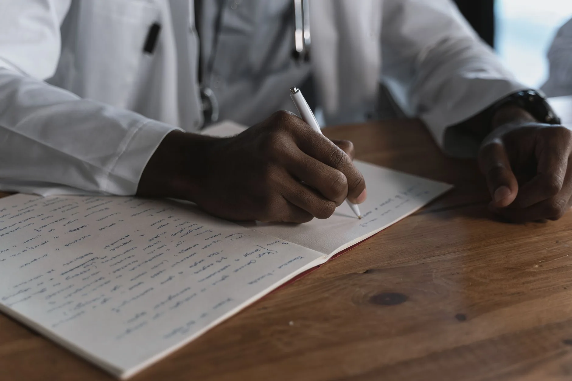 Médicos residentes na Inglaterra aceitam proposta do governo sobre salários e empregos