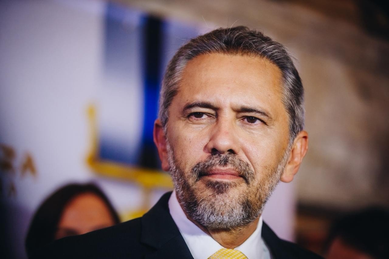 Elmano de Freitas critica oposição após racha entre Michelle e Flávio Bolsonaro: 'incoerência política'
