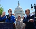 Elizabeth Warren alerta que fusões aprovadas por Trump podem ser revertidas
