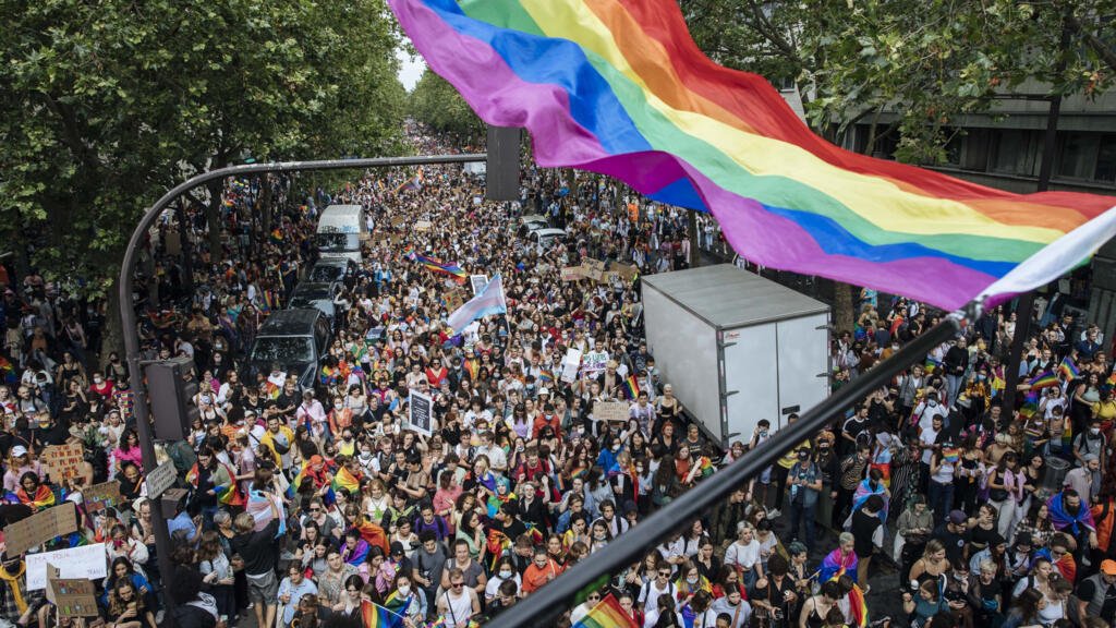 Parada do Orgulho em Paris é adiada para não sobrecarregar serviços de emergência