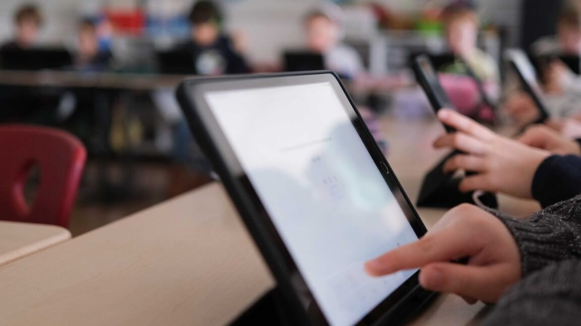 FCC propõe cortes no programa E-Rate que beneficia escolas e bibliotecas