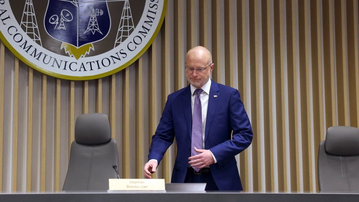 FCC é acusada de ocultar mensagens do presidente Carr sobre DOGE e Musk