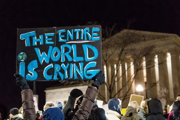 Suprema Corte dos EUA permite que Trump reveja status protegido de imigrantes haitianos e sírios