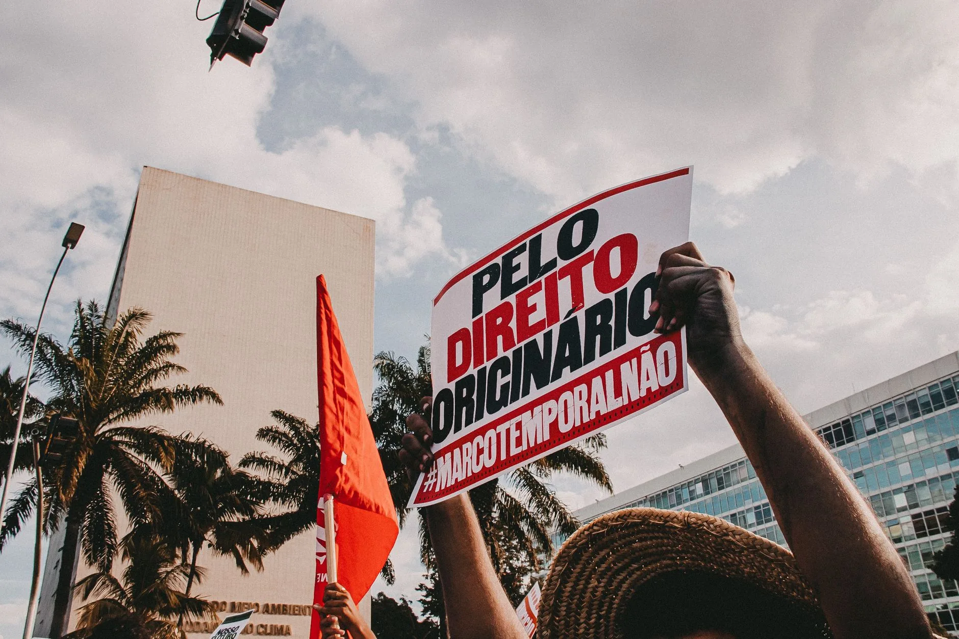Marco Rubio responde a Flávio Bolsonaro e reafirma tarifas comerciais contra o Brasil