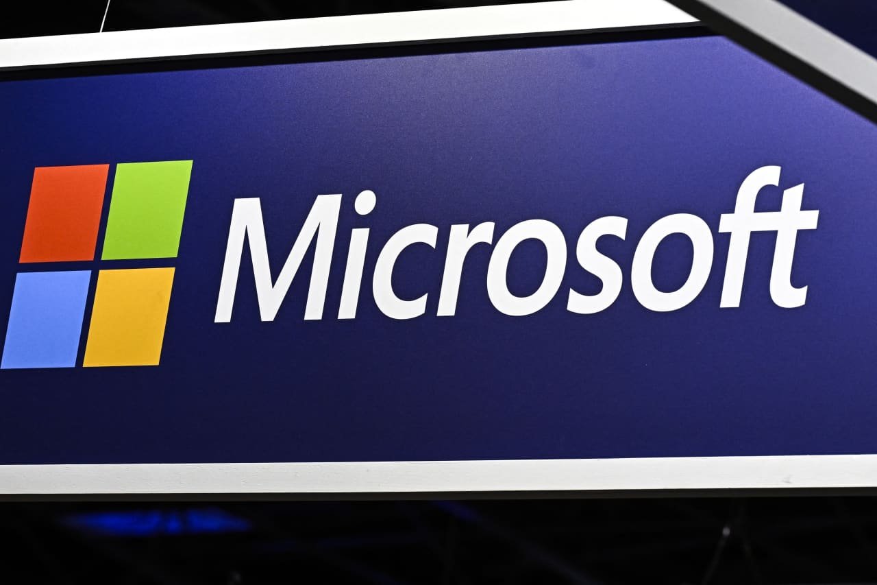 Ações da Microsoft enfrentam queda histórica em junho devido a preocupações com gastos elevados
