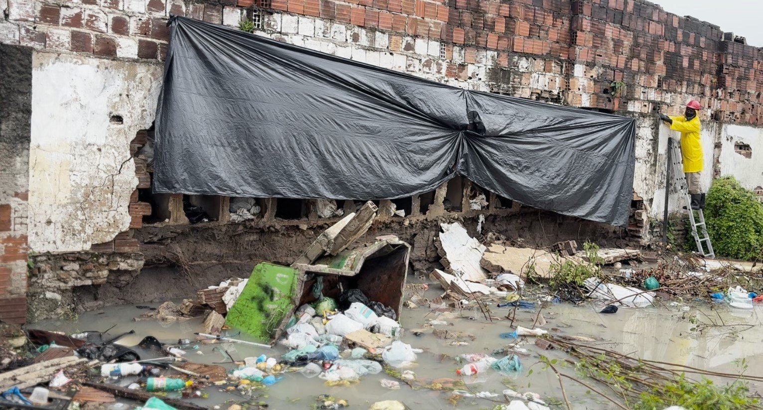 Desabamento de muro em cemitério de João Pessoa gera preocupação após chuvas intensas