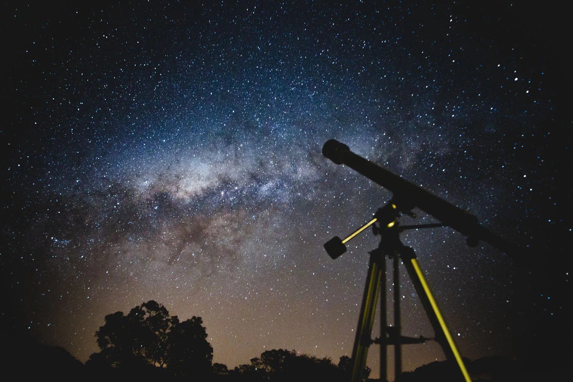 Telescópio Euclid da ESA Revela Imagem Detalhada do Centro da Via Láctea
