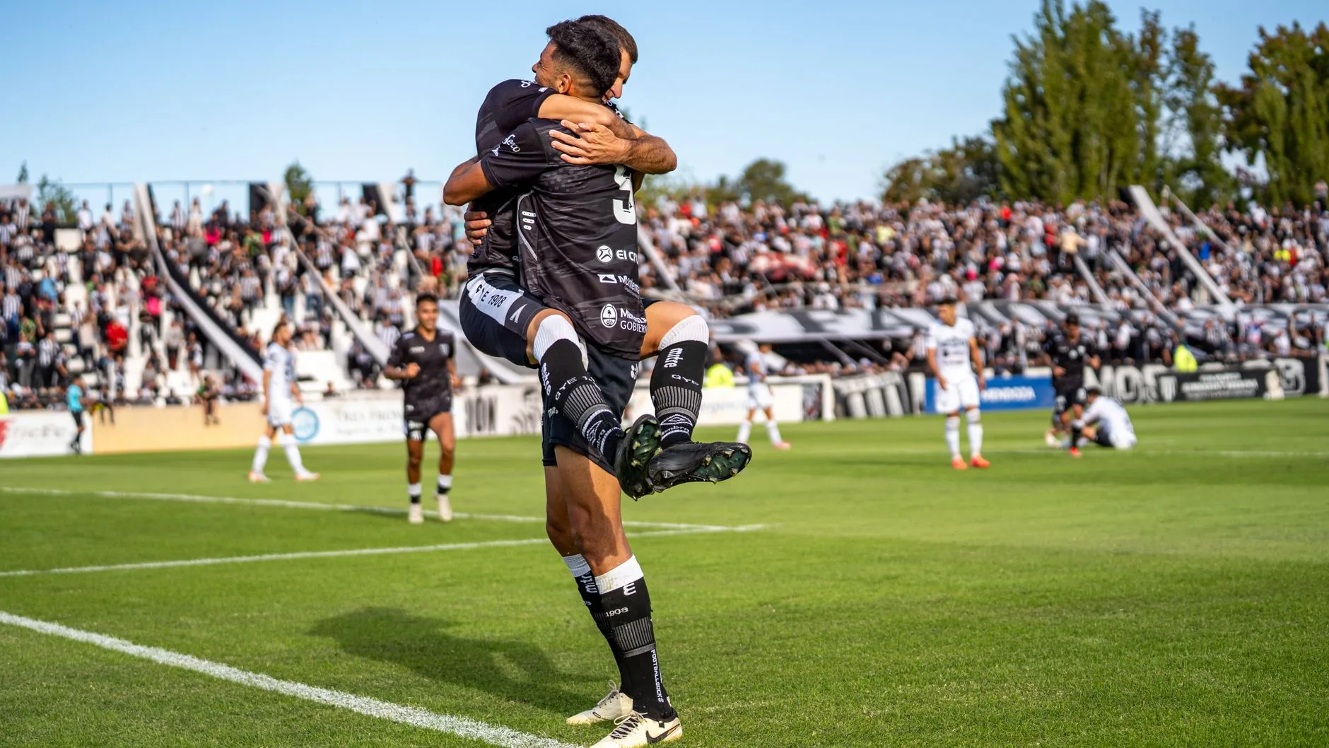 Atlético-GO vence Ponte Preta e avança na tabela da Série B