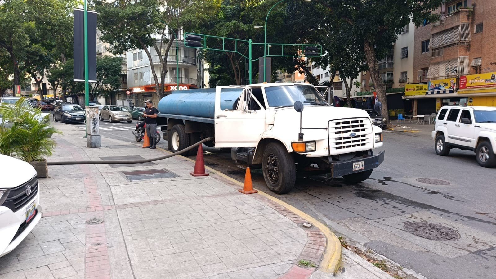 Caminhão-pipa leva água a moradores de Caracas afetados por terremoto na Venezuela