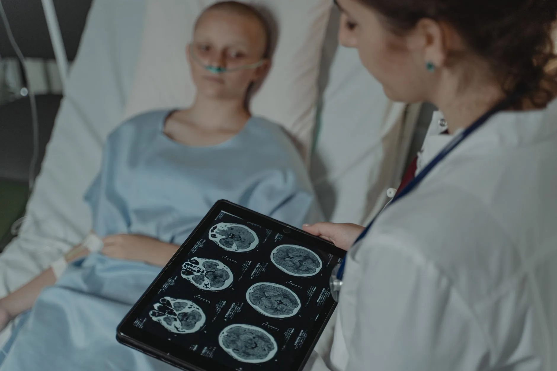 Nova terapia com vitamina B12 mostra promissora eficácia contra câncer cerebral agressivo