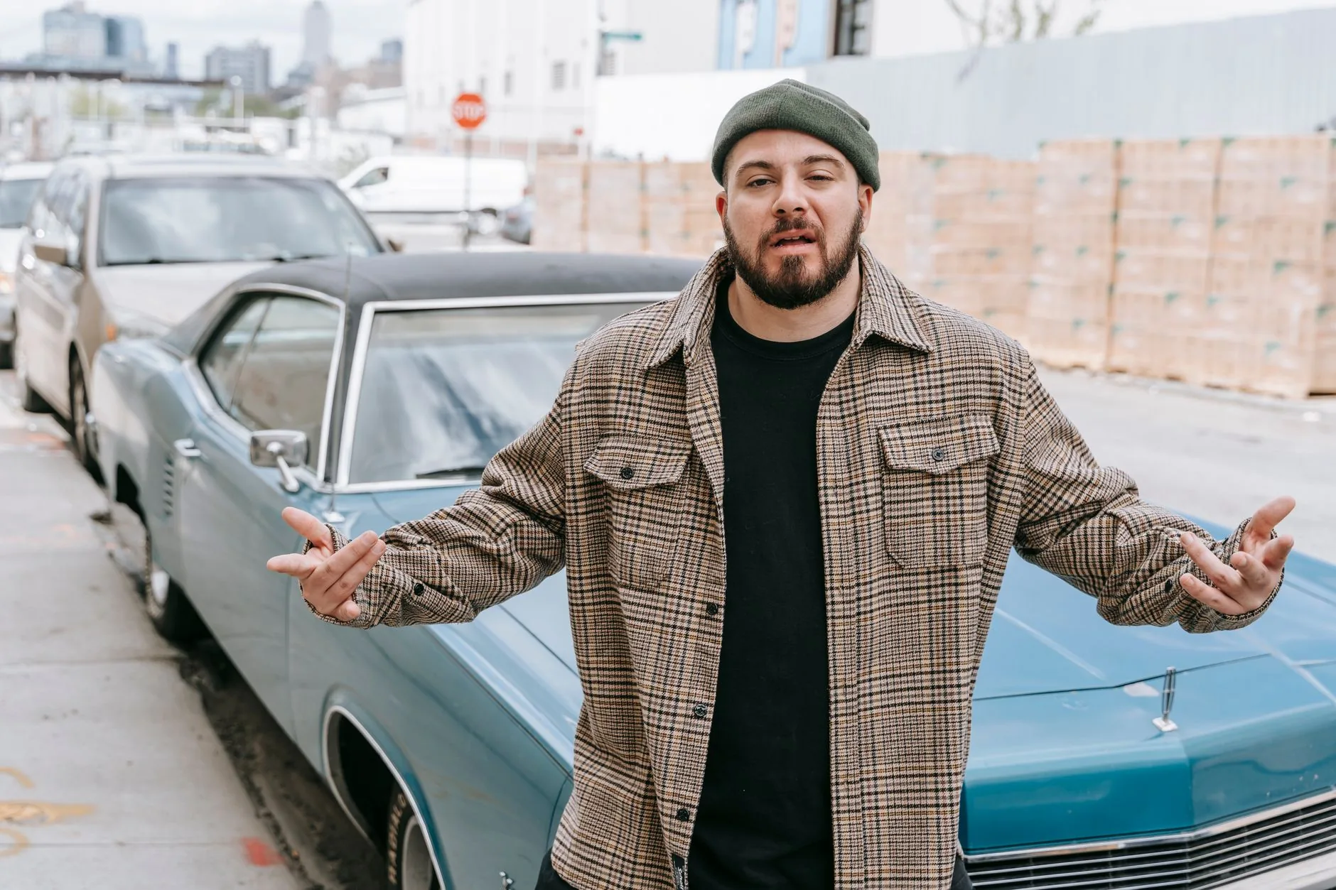 Tom Hardy surpreende com álbum de rap e mostra talento inesperado