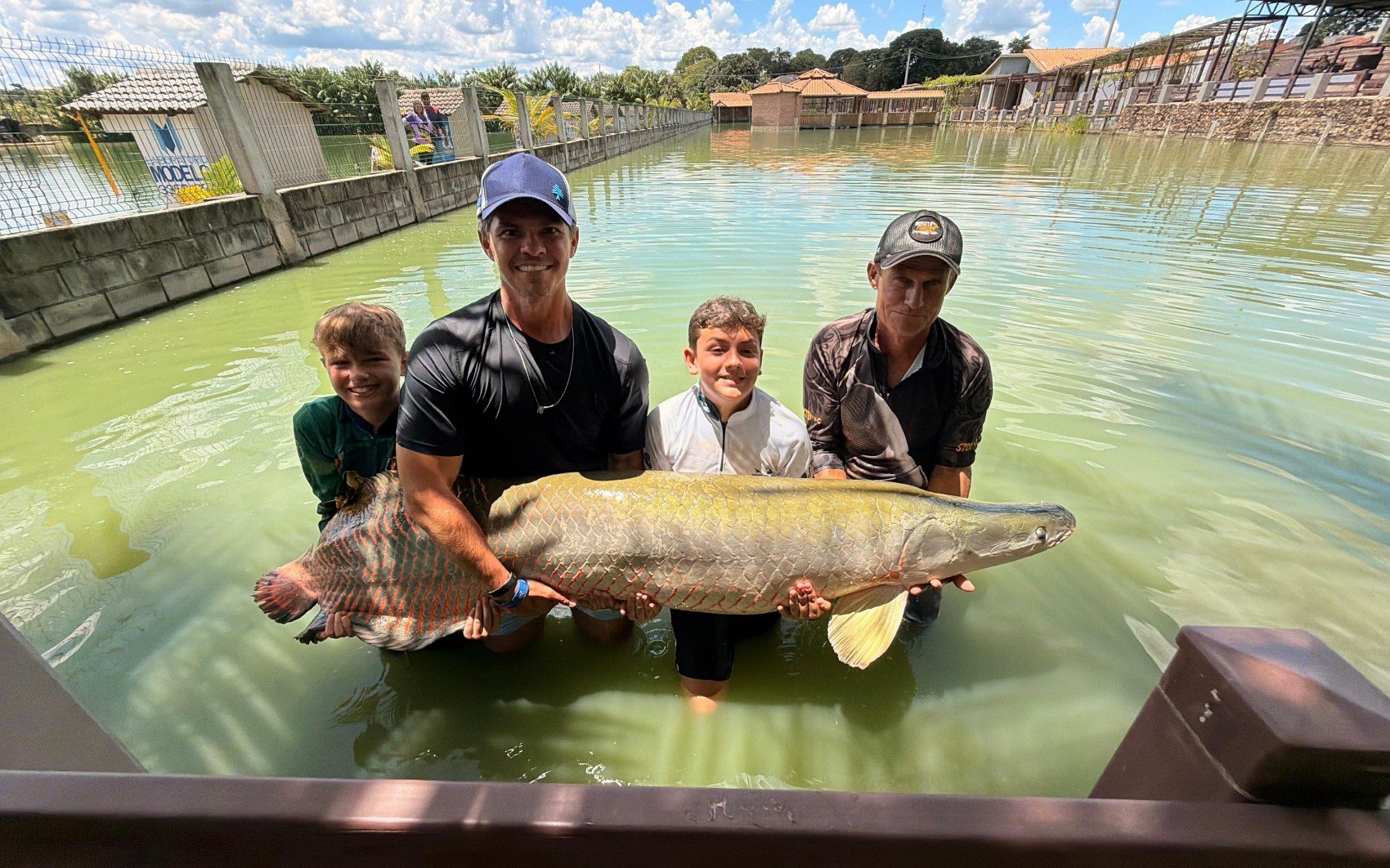 Jovem pescador captura pirarucu de 130 kg em Goiás