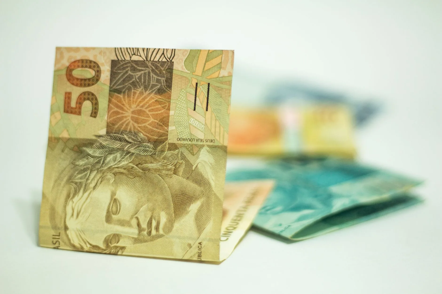 Preços do petróleo caem para níveis anteriores à guerra do Irã com aumento de navegação no estreito de Ormuz