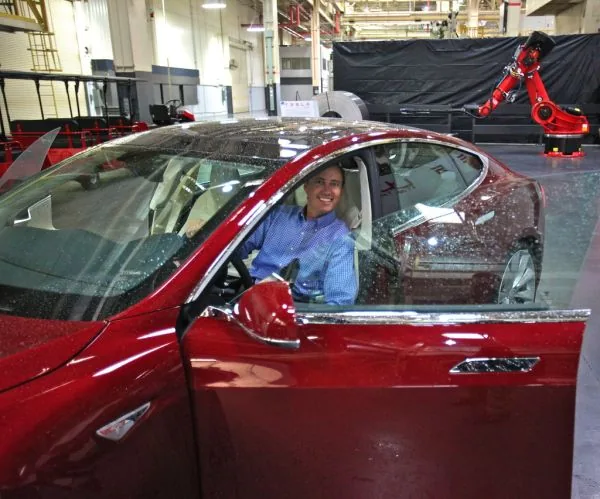 Executivo da Rivian alerta sobre riscos de montadoras que ignoram veículos elétricos