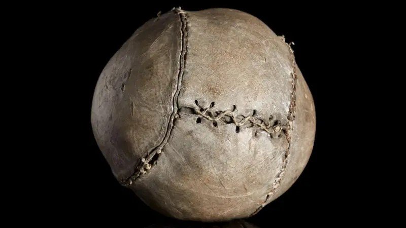 A história da bola de futebol mais antiga do mundo, que esteve em Miami para Brasil x Escócia
