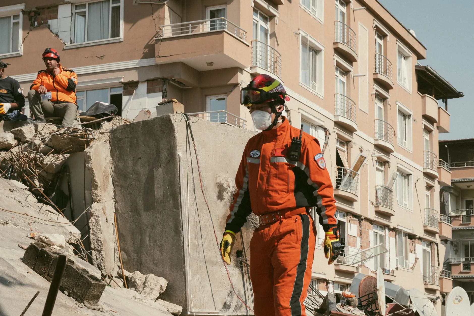 Número de mortos em terremoto na Venezuela chega a 920 e presidente interina promete salvar o máximo possível