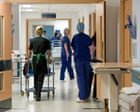 Médicos relatam crise no NHS devido à onda de calor extrema na Inglaterra