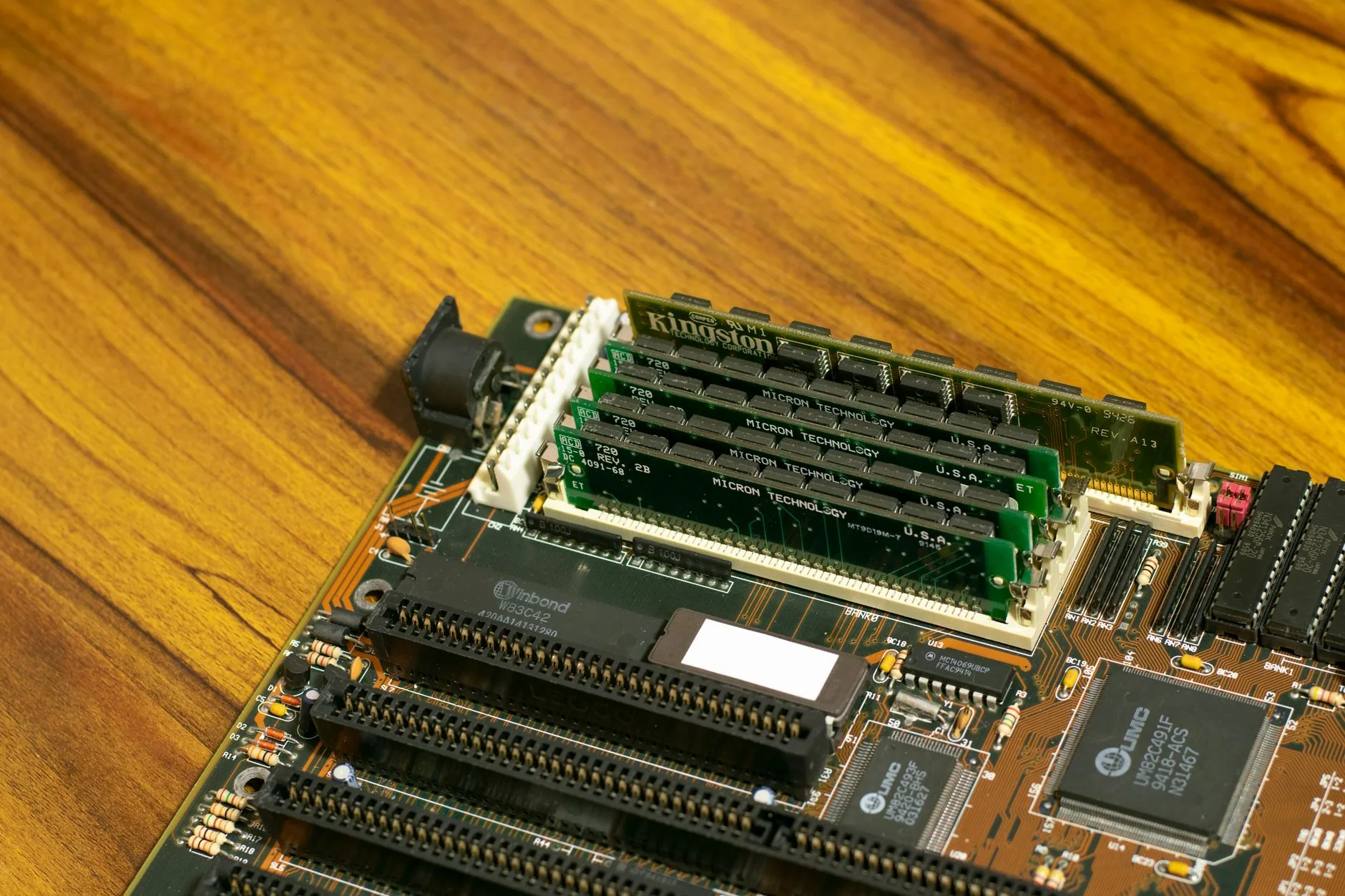Ações da Micron estão em baixa, mas analistas acreditam que isso pode mudar em breve