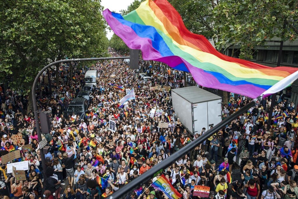 Parada do Orgulho LGBTQIA+ em Paris é adiada devido a onda de calor