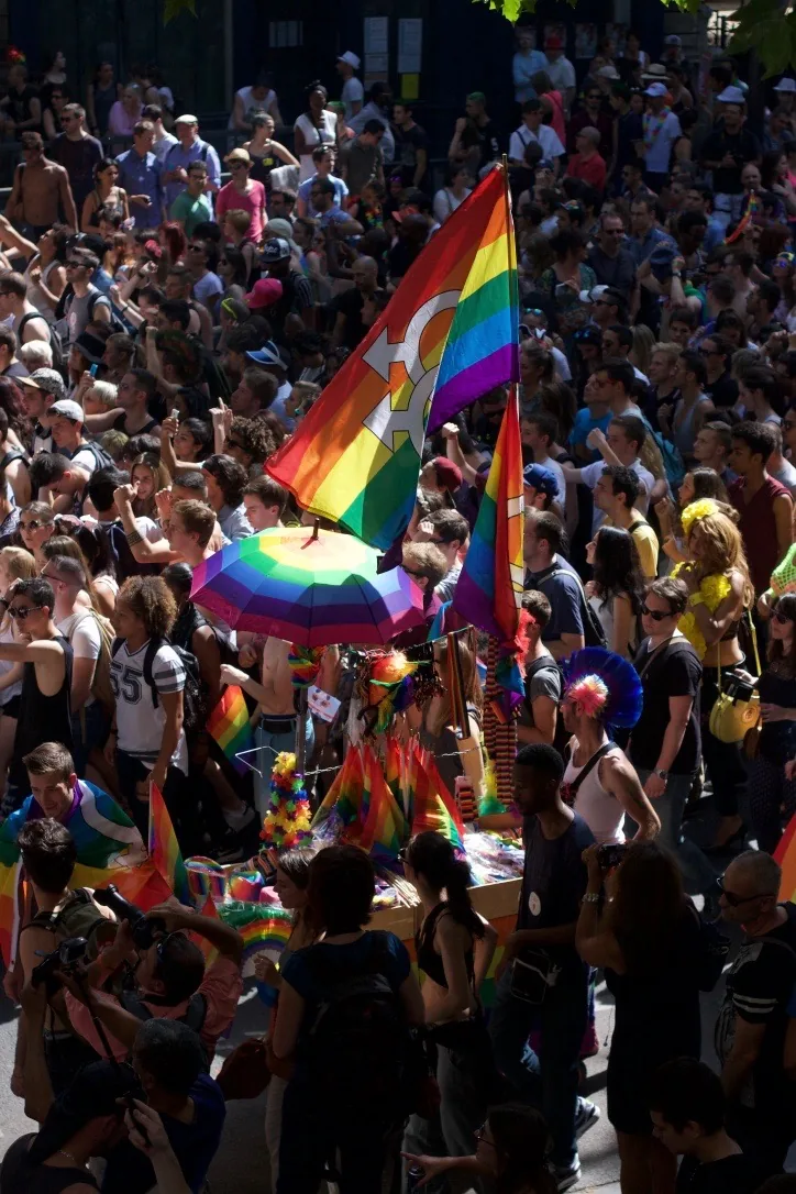 Parada do Orgulho LGBTQIA+ em Paris é adiada devido a onda de calor