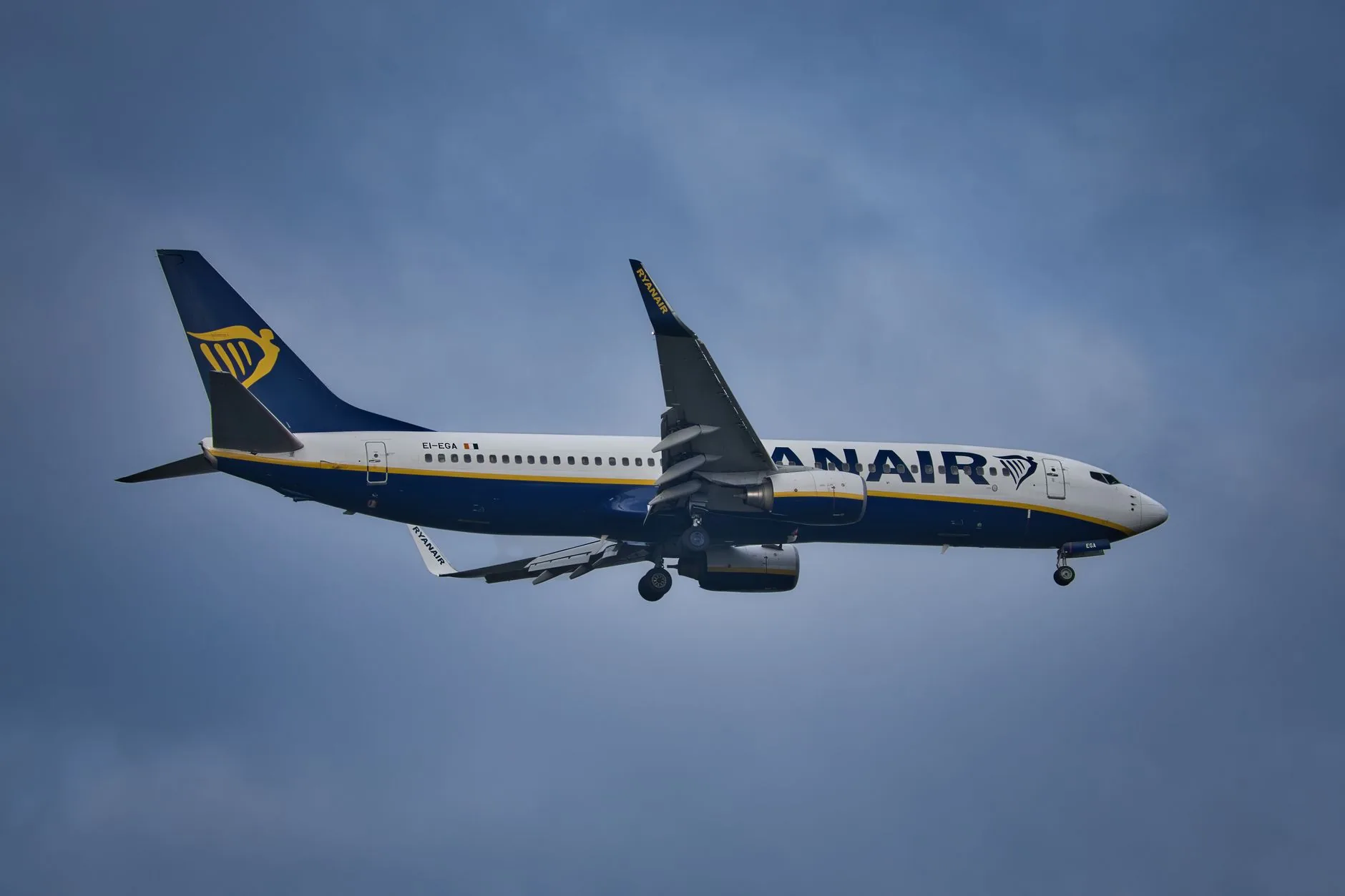 Ryanair altera política de assentos para permitir que pais fiquem ao lado dos filhos sem taxa