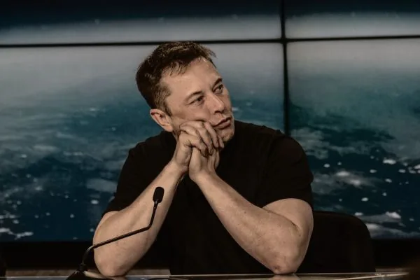 Elon Musk perde status de trilionário com queda nas ações da Tesla e SpaceX