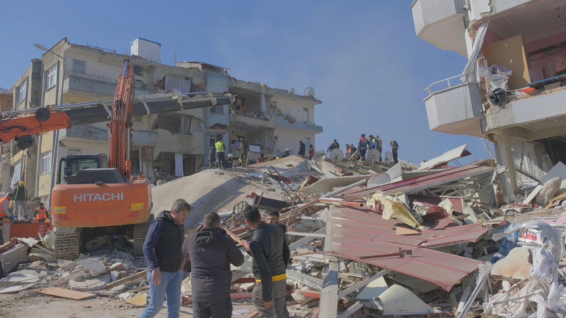 Pai e filho são encontrados vivos sob os escombros na Venezuela após terremoto, enquanto número de mortos se aproxima de 1.500