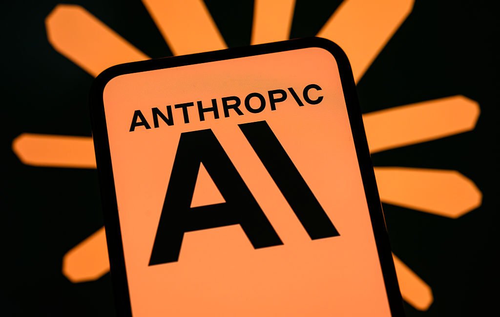 Anthropic acusa Alibaba de ataque para clonar Claude