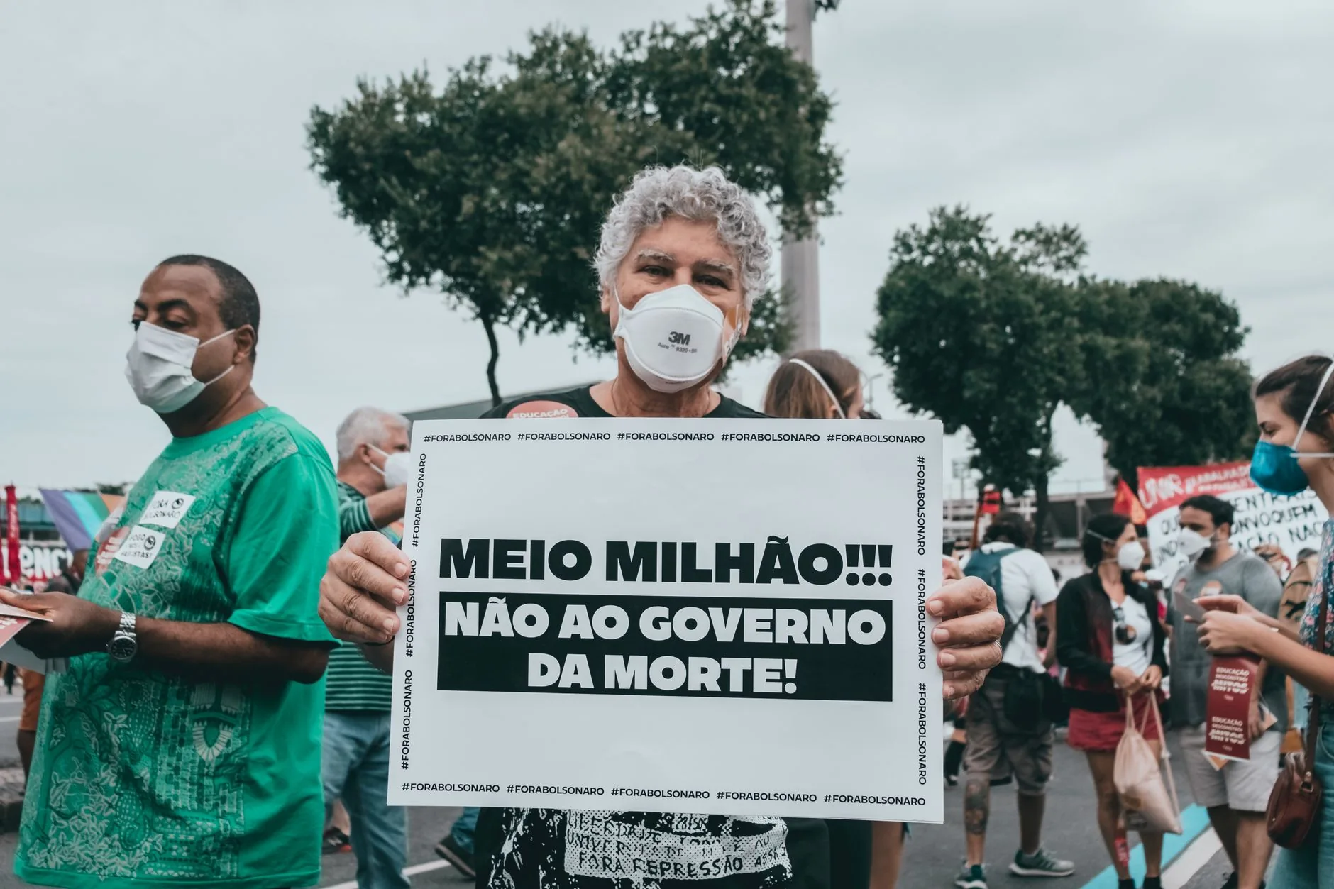 Análise: Conexões entre Tragédias, Saúde Pública e Política Internacional