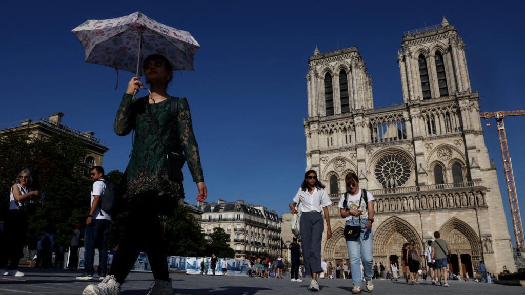 Paris proíbe consumo de álcool em locais públicos devido à onda de calor