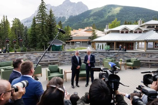 Macron e Meloni se reúnem em cúpula para discutir agenda conjunta