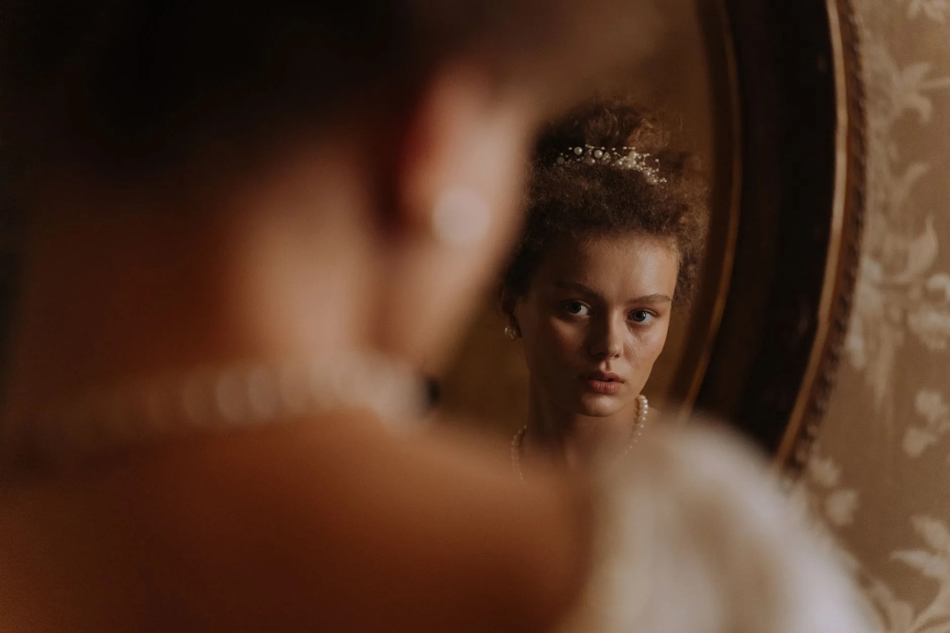 Millie Bobby Brown e Louis Partridge falam sobre amizade e novos desafios em 'Enola Holmes 3'