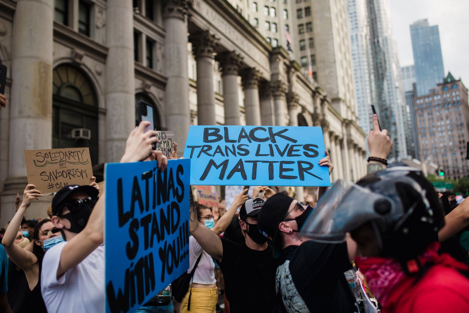 Juíza dos EUA bloqueia subpoenas de Trump sobre atendimento a transgêneros em hospitais de Nova York