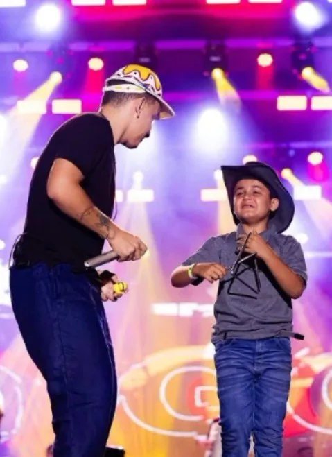 Garoto de 9 anos realiza sonho ao tocar triângulo com João Gomes em show na Paraíba