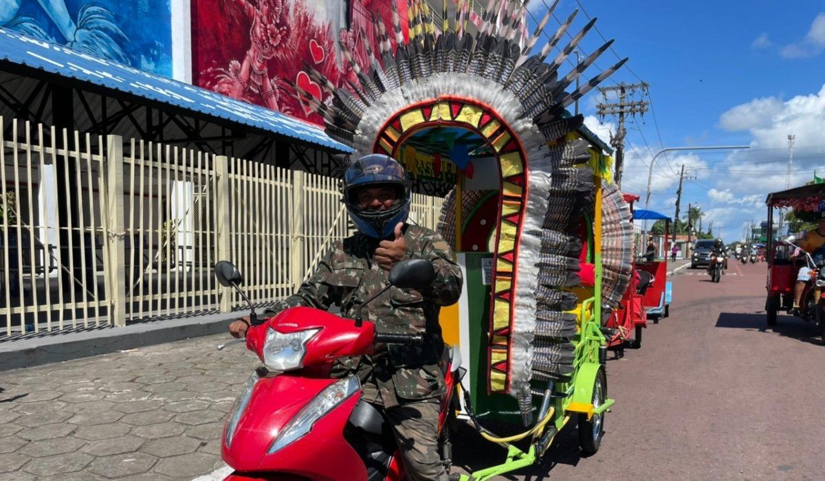 Borracheiro se transforma em artista com o 'Tuc-Tuc Tuxaua' em Parintins