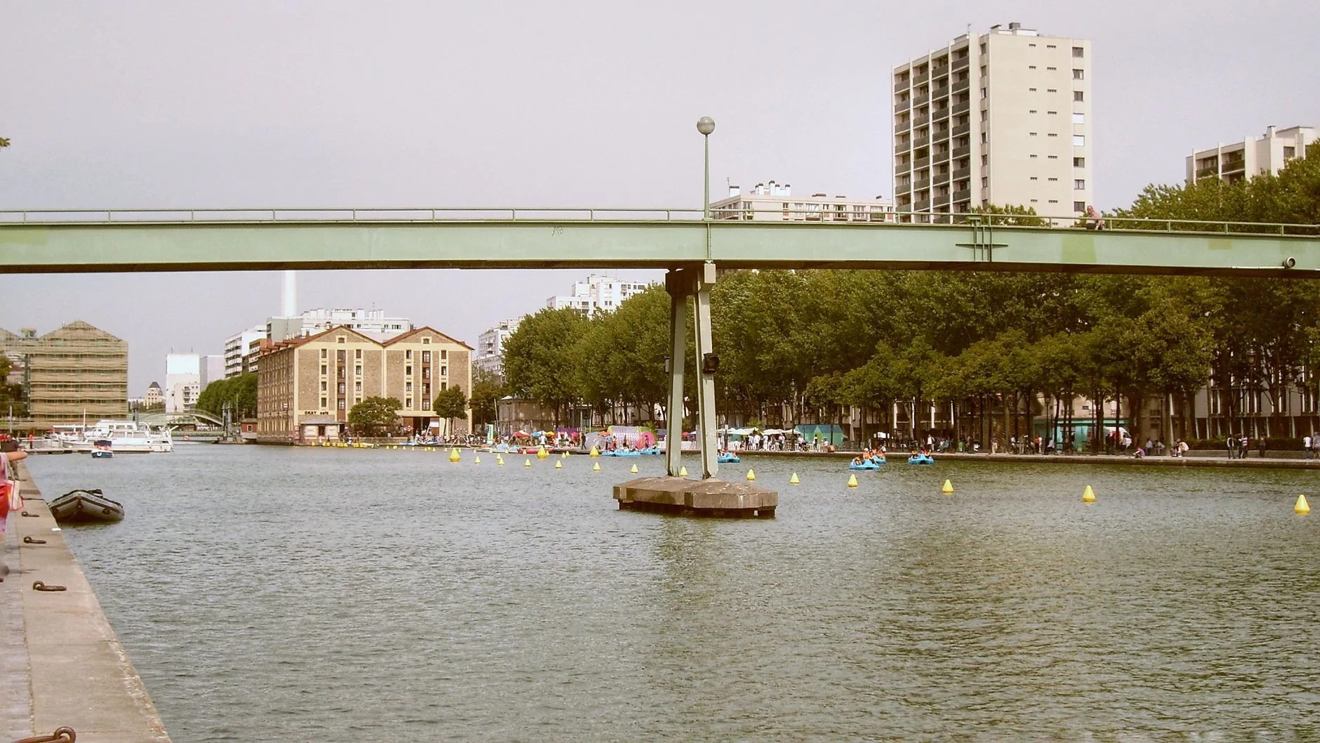 Parisienses buscam alívio no Canal St. Martin durante onda de calor
