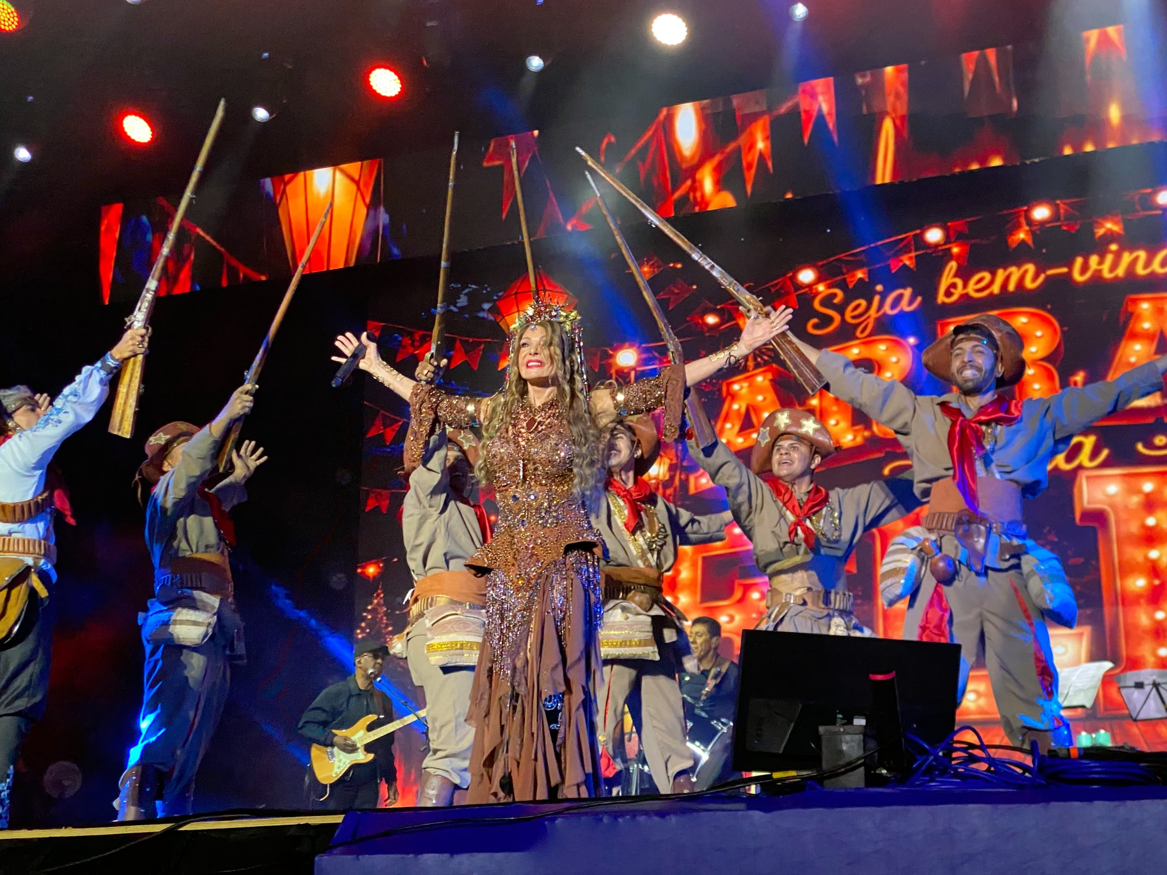 Fãs de Elba Ramalho se reúnem em Campina Grande para o São João: 'Esperei 35 anos'