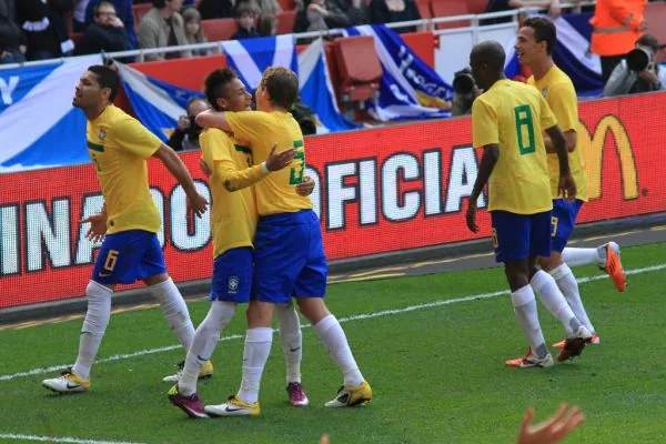 Celebridades se unem para torcer pela Escócia em jogo contra o Brasil