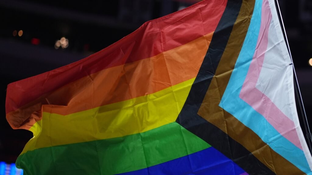 Reinício da linha direta LGBTQ+ do 988 é anunciado, mas grupo fundamental pode ser excluído