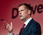 Robert Jenrick defende que questões sobre doação de £5 mi a Farage são válidas
