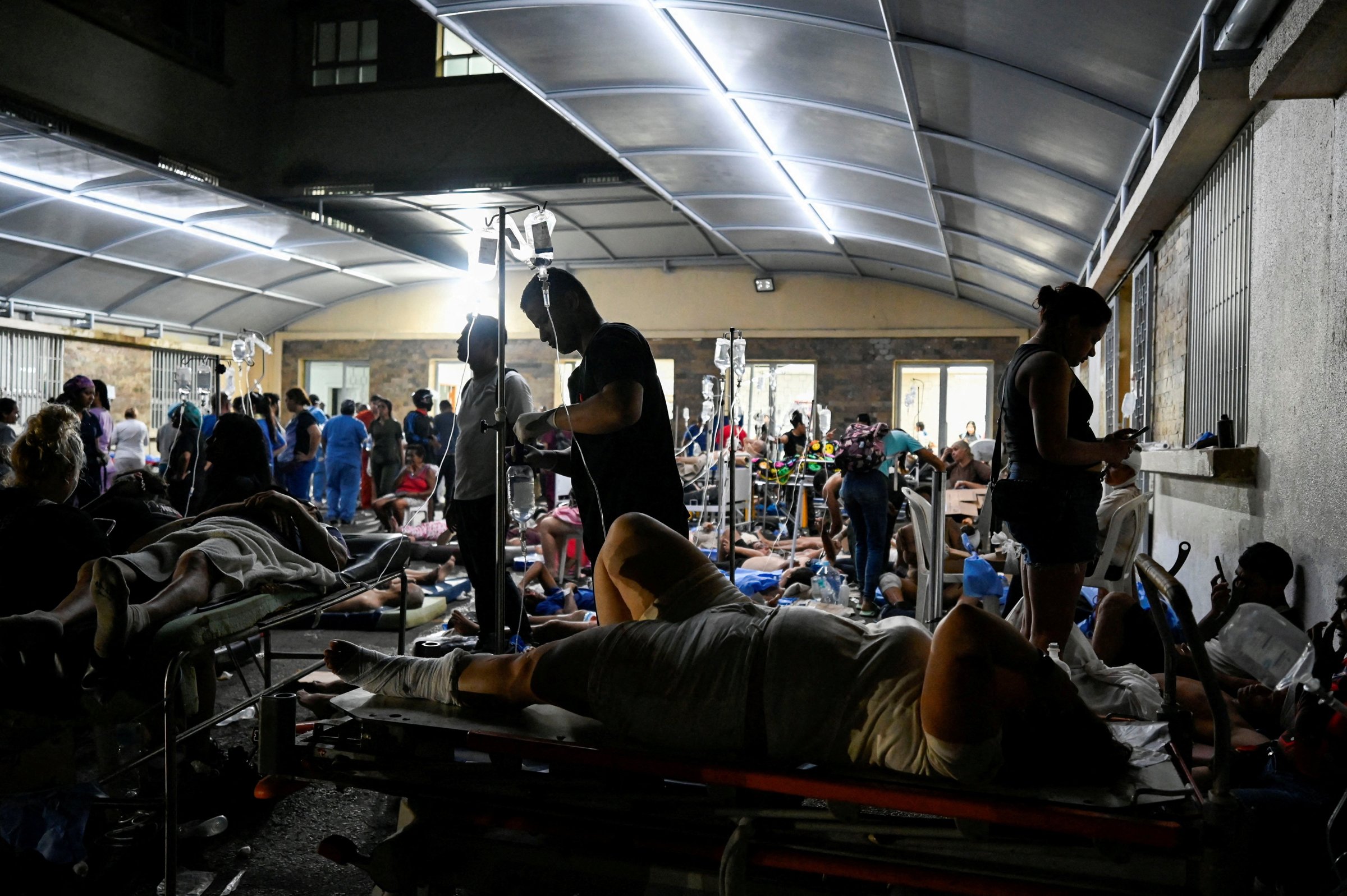 Terremoto na Venezuela deixa hospitais superlotados e feridos tratados em estacionamento