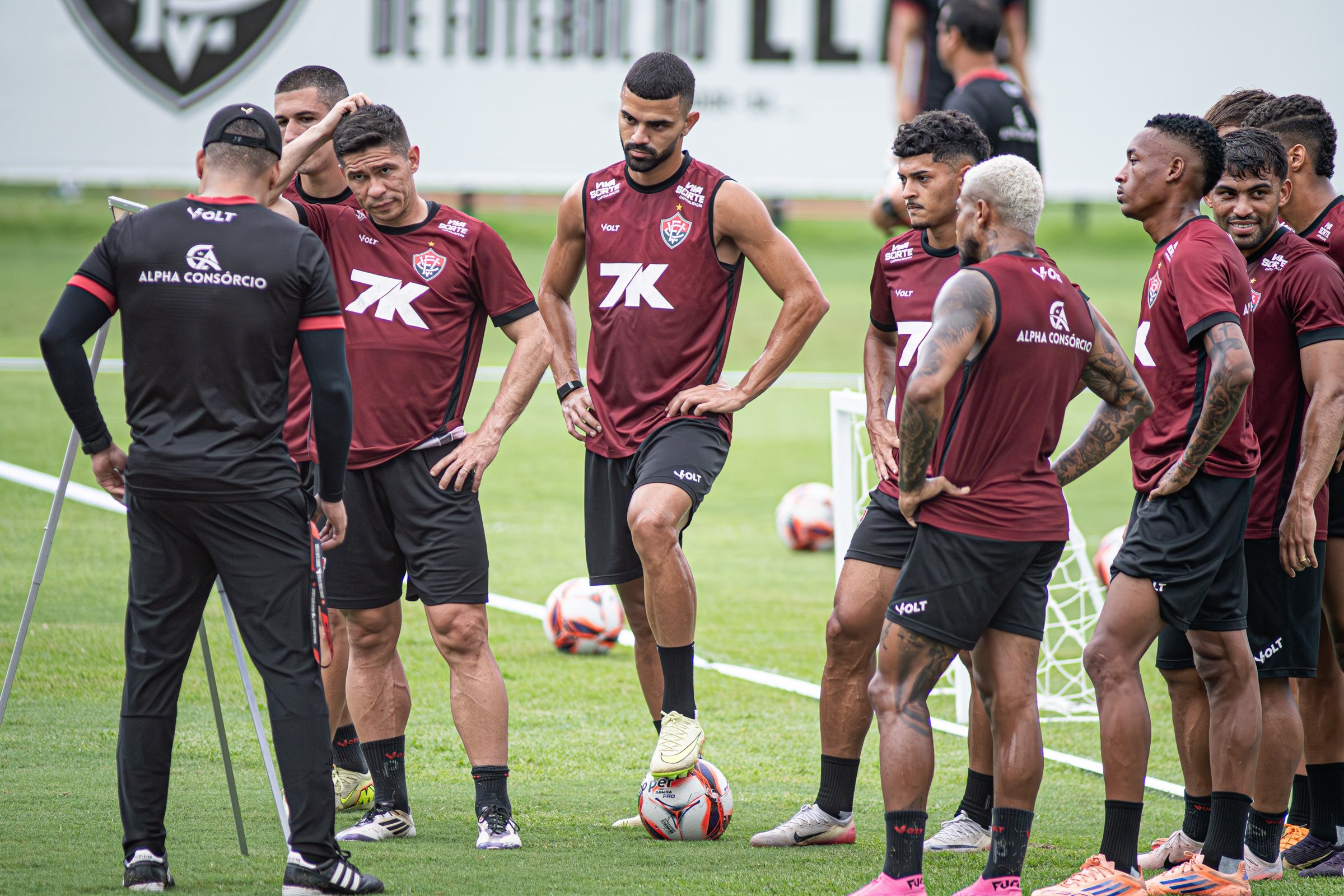 Vitória se reapresenta após férias e enfrenta mudanças no elenco