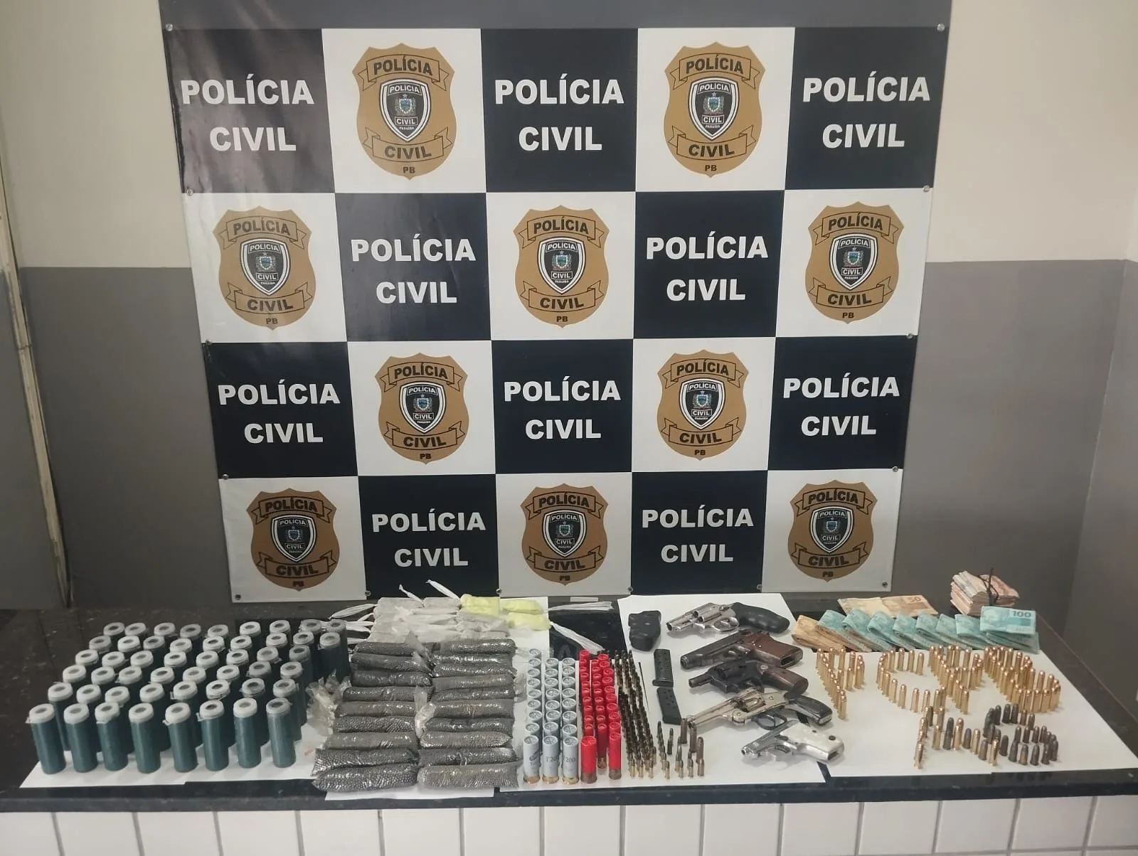 Homem é preso com armas, munições e mais de R$ 11 mil durante operação que fecha ponto ilegal em Alagoa Grande, na PB
