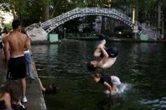 Parisienses buscam alívio no Canal St. Martin durante onda de calor