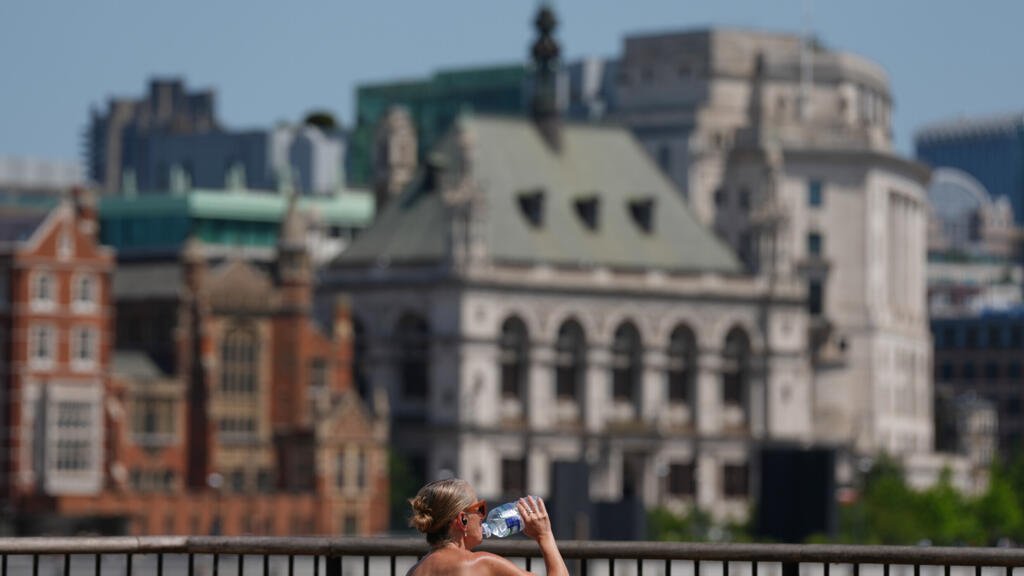 Parada do Orgulho em Paris é adiada e mortes por afogamento aumentam durante onda de calor na Europa