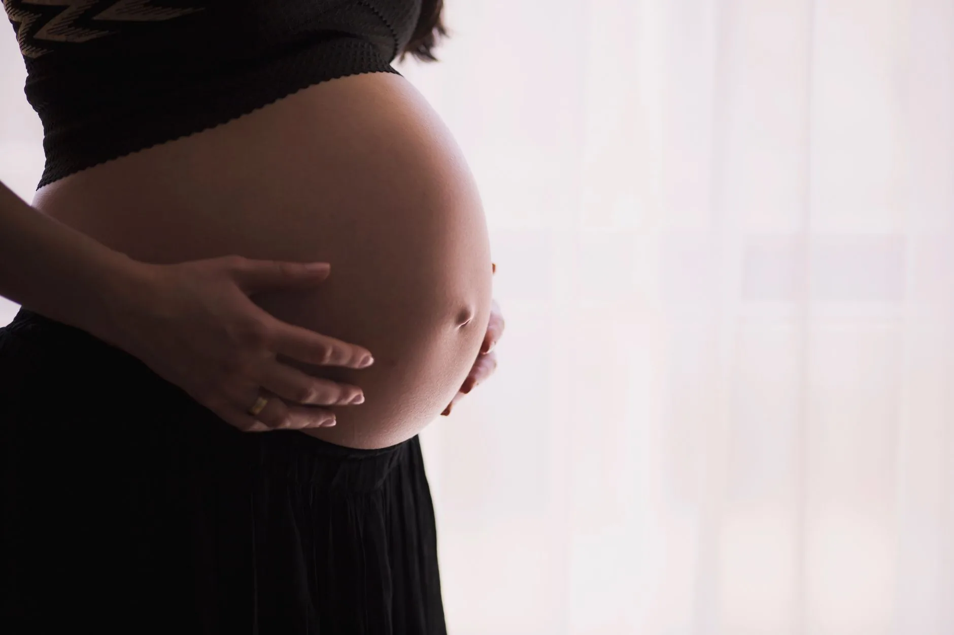 Investigações Revelam Ligação entre Movimento de 'Freebirthing' e Mortes Maternas nos EUA