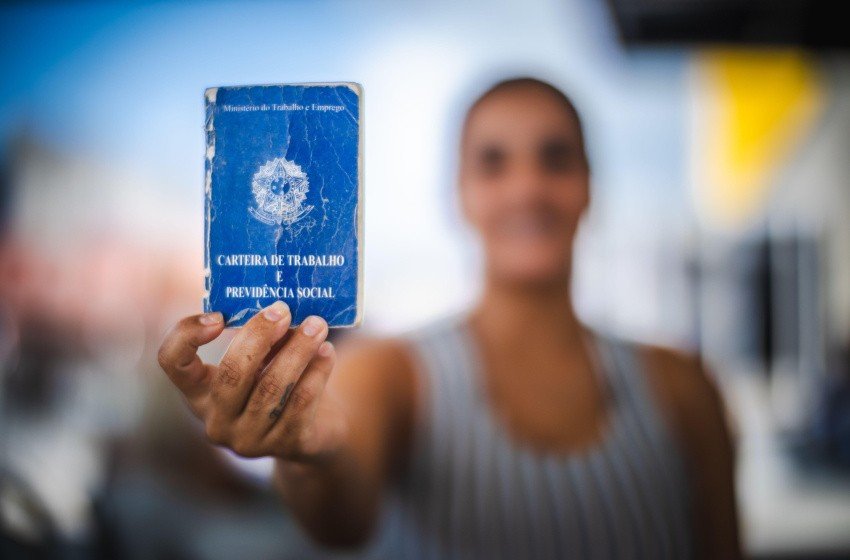 Taxa de desemprego no Brasil é de 5,6% no trimestre até maio, aponta IBGE
