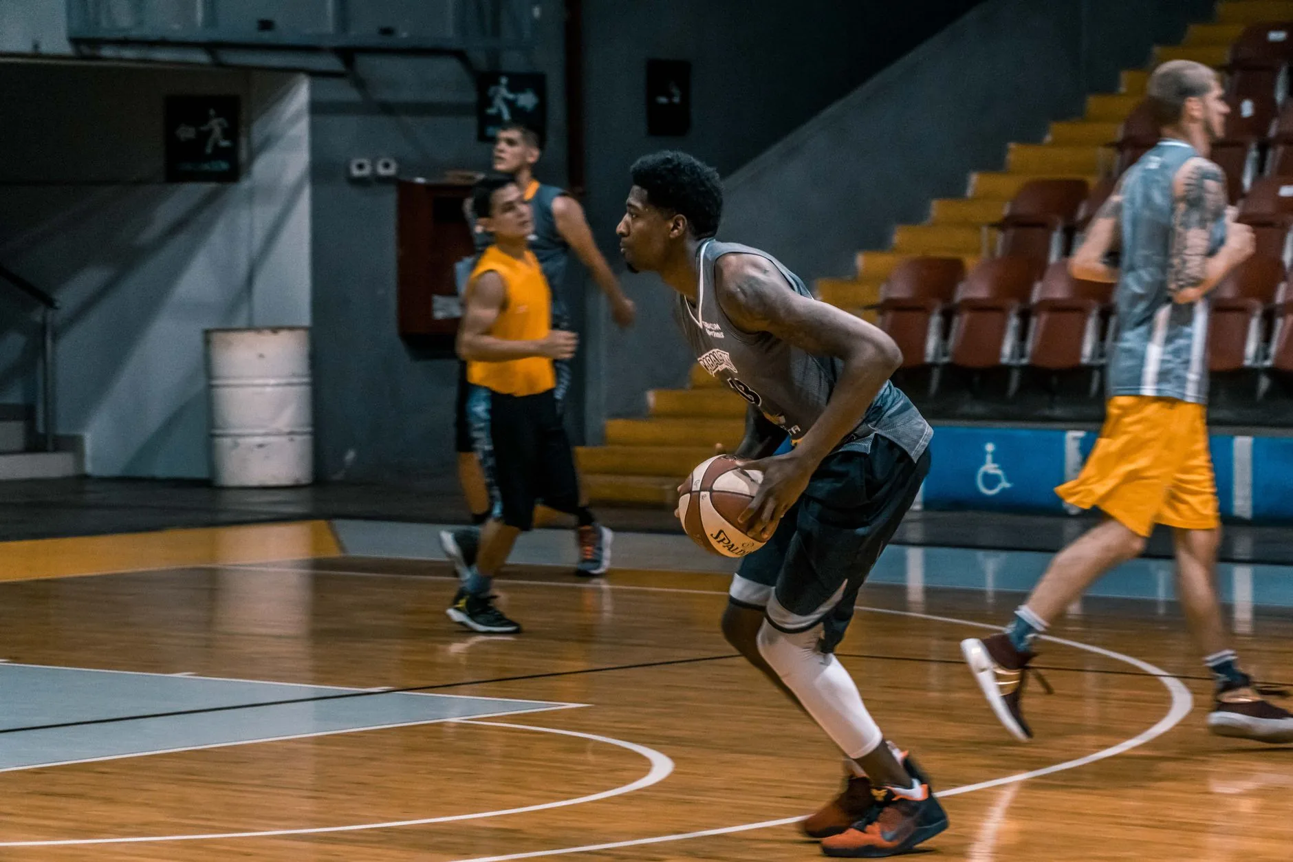 Preocupações com lesão de James aumentam, enquanto Rice retorna aos treinos