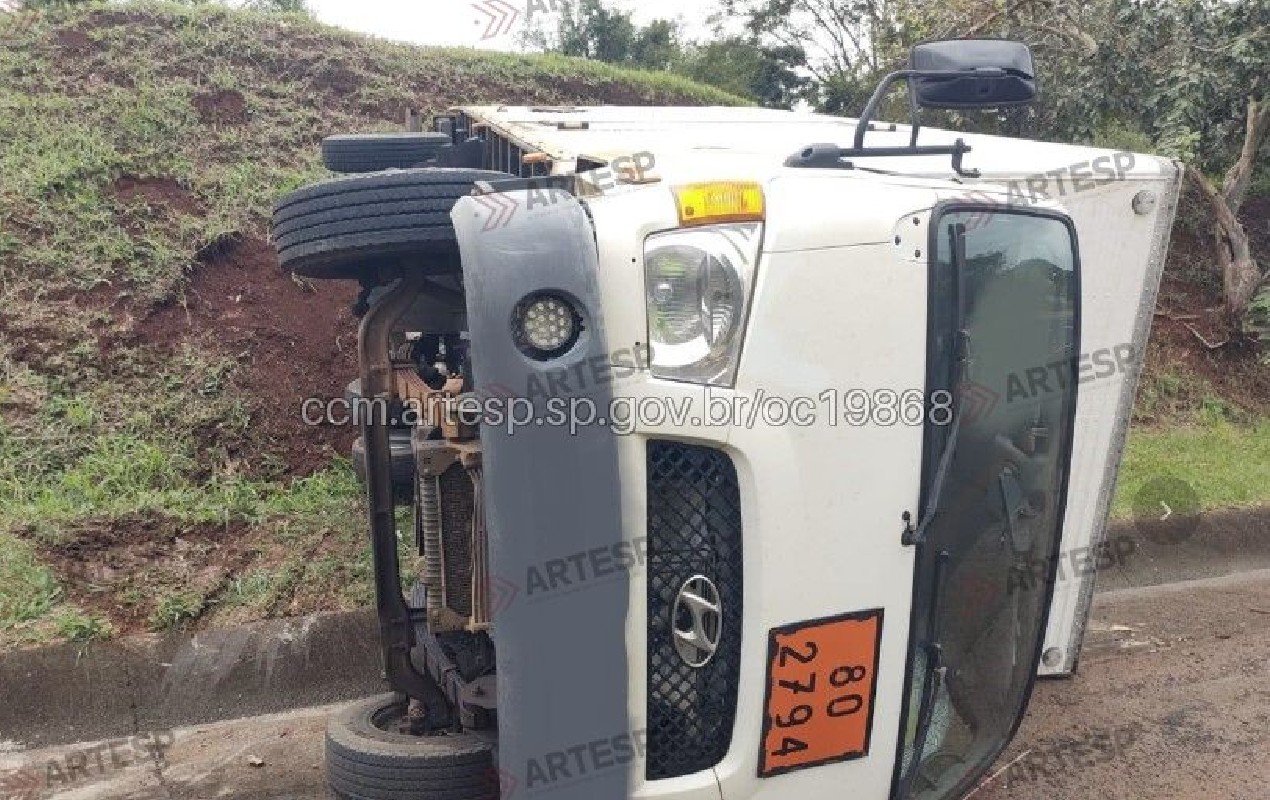 Caminhão carregado de baterias tomba na SP-327 em Ourinhos